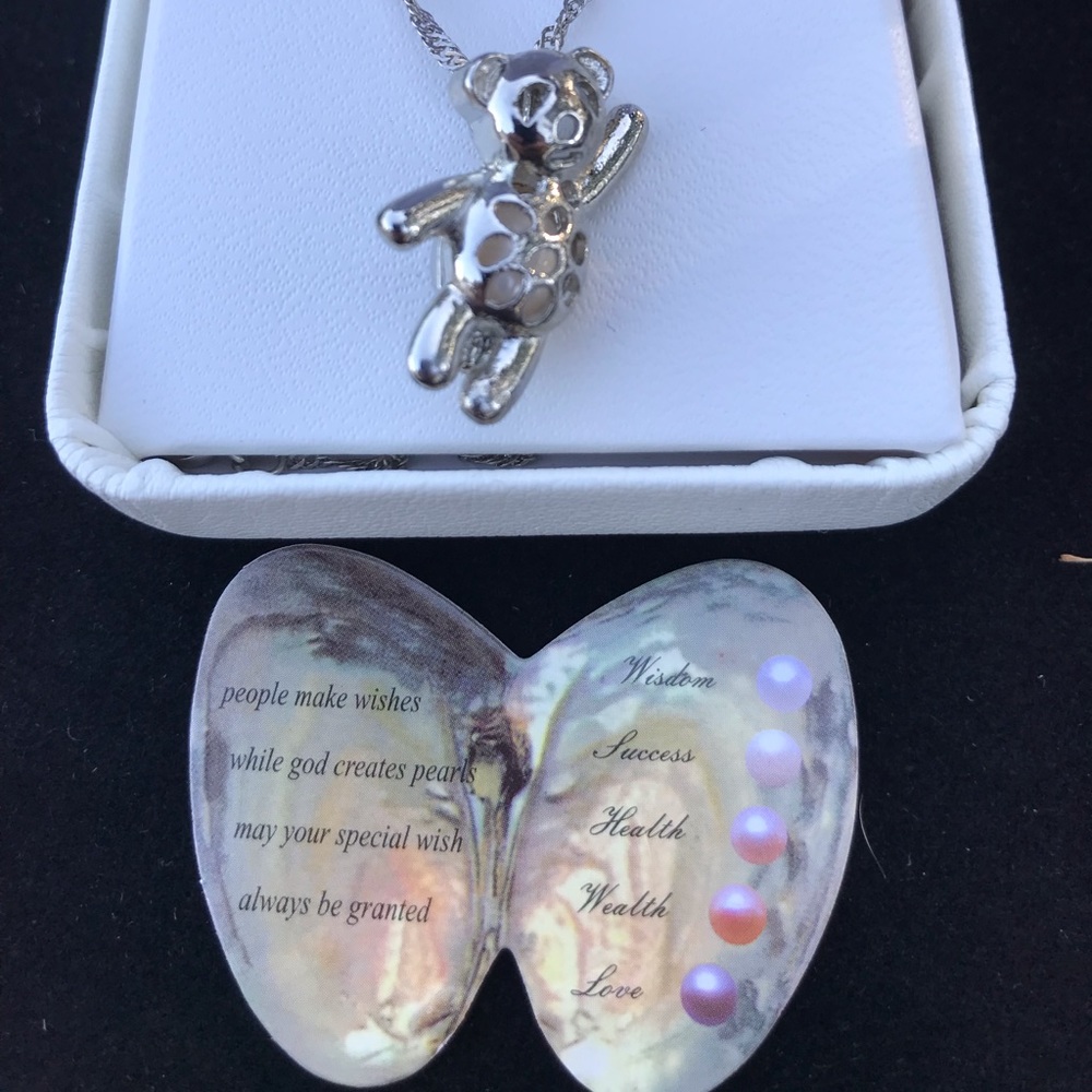 Bear pendant with white pearl
